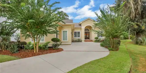 9 Halburton Circle