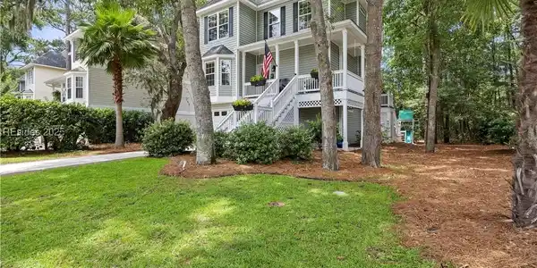 76 Victoria Square Drive