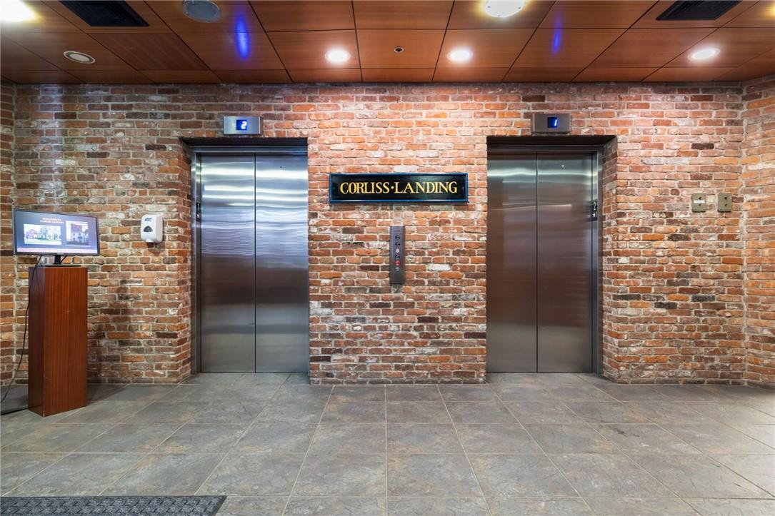 Image 4: Elevators are located right off the immediate entr