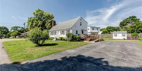 Image 3: Main driveway