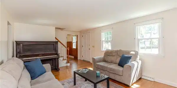 Image 4: Main entry into living room