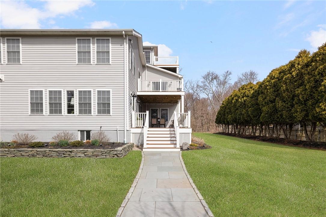 Image 3: Nice landscaping and walkway!