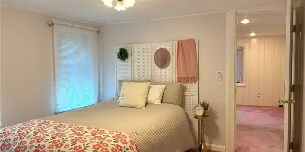 Image 3: Bedroom