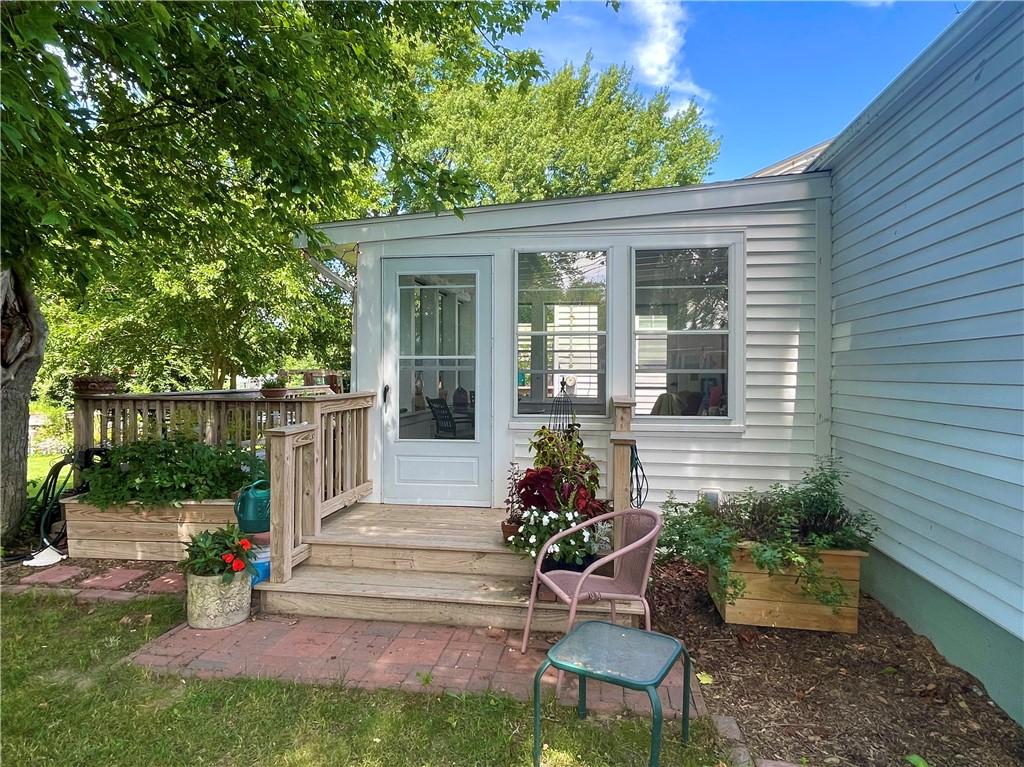 Image 3: Entrance to 3 season sun porch.
