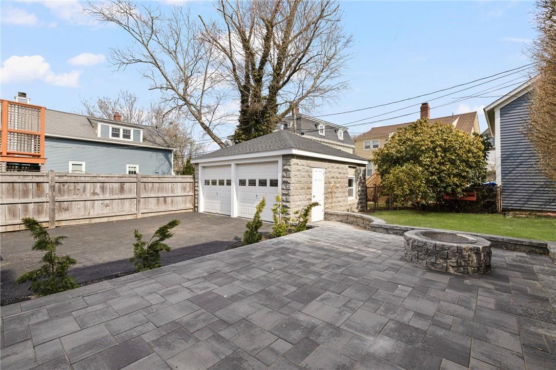 Image 4: patio and garage