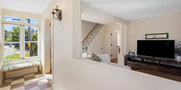 Image 2: Entry hallway/mudroom