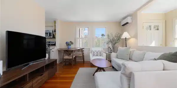 Image 3: Living room