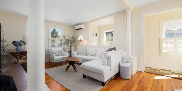 Image 4: Living room