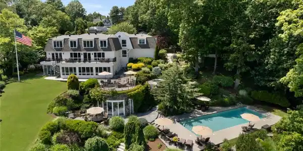 Image 2: Astonishing private back yard oasis with magnifice