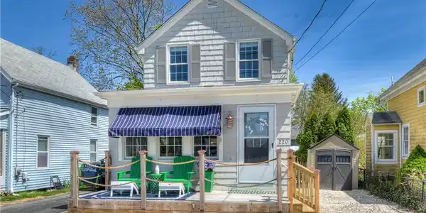220 Narragansett Avenue