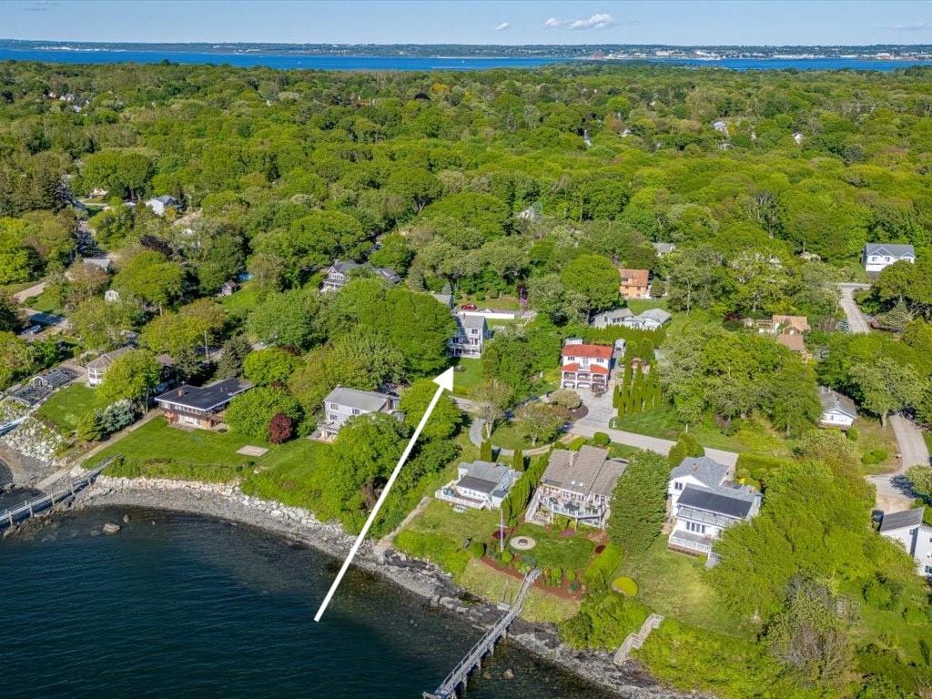 Image 4: Coastal contemporary with beach right of way direc