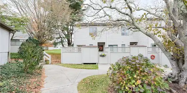 94 Windward Lane