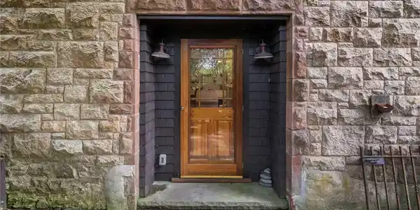 Image 2: Private entrance