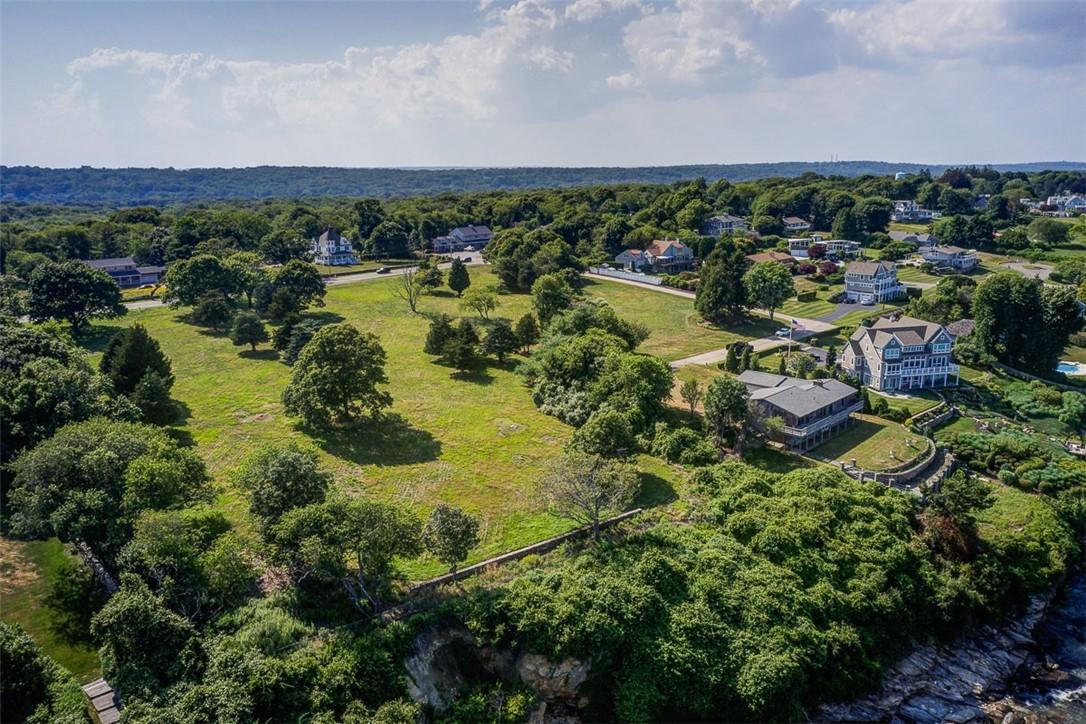Image 3: Property surrounded by 7 acres of parklands.