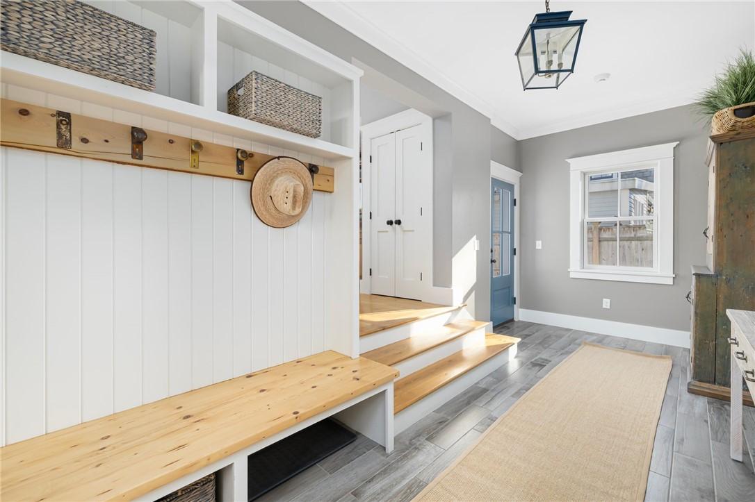 Image 2: Mudroom, entrance from rear driveway