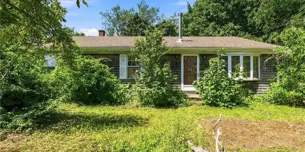 54 Narragansett Boulevard