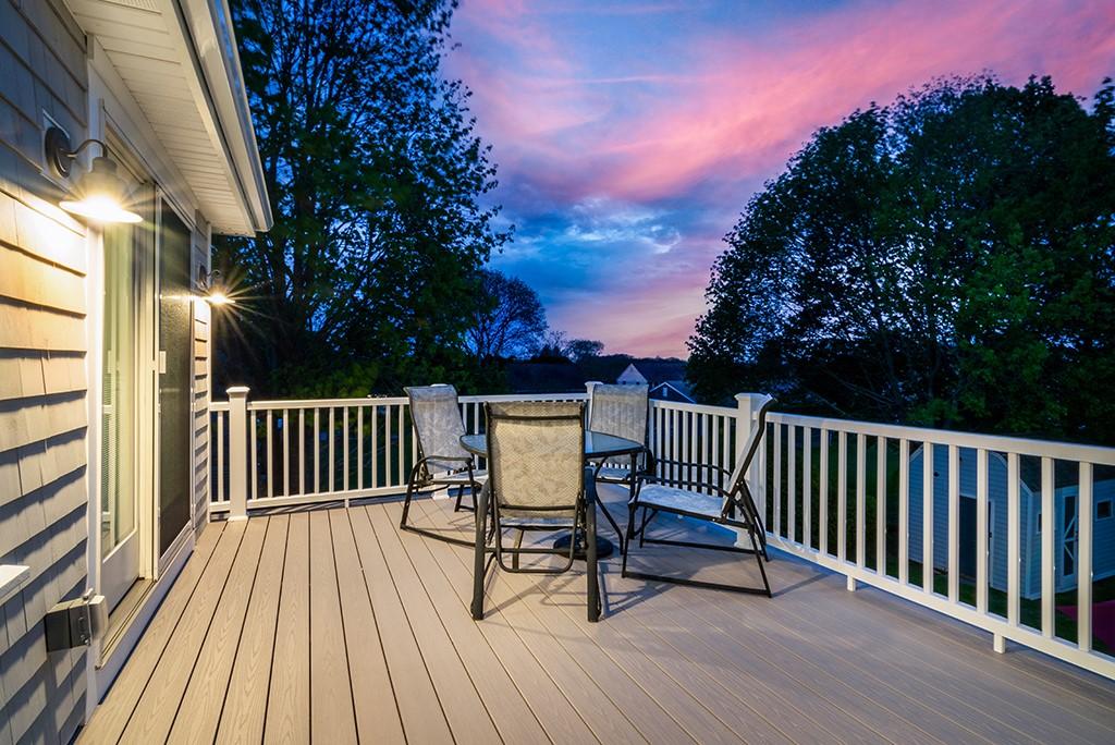 Image 4: 2nd floor back deck