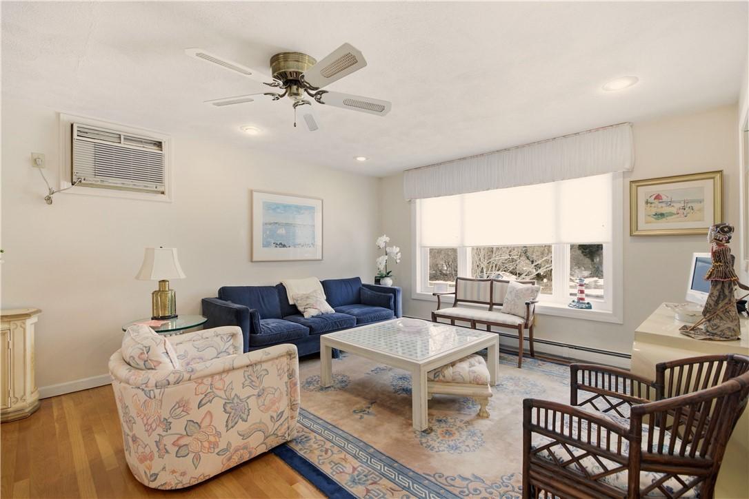 Image 4: Living Room