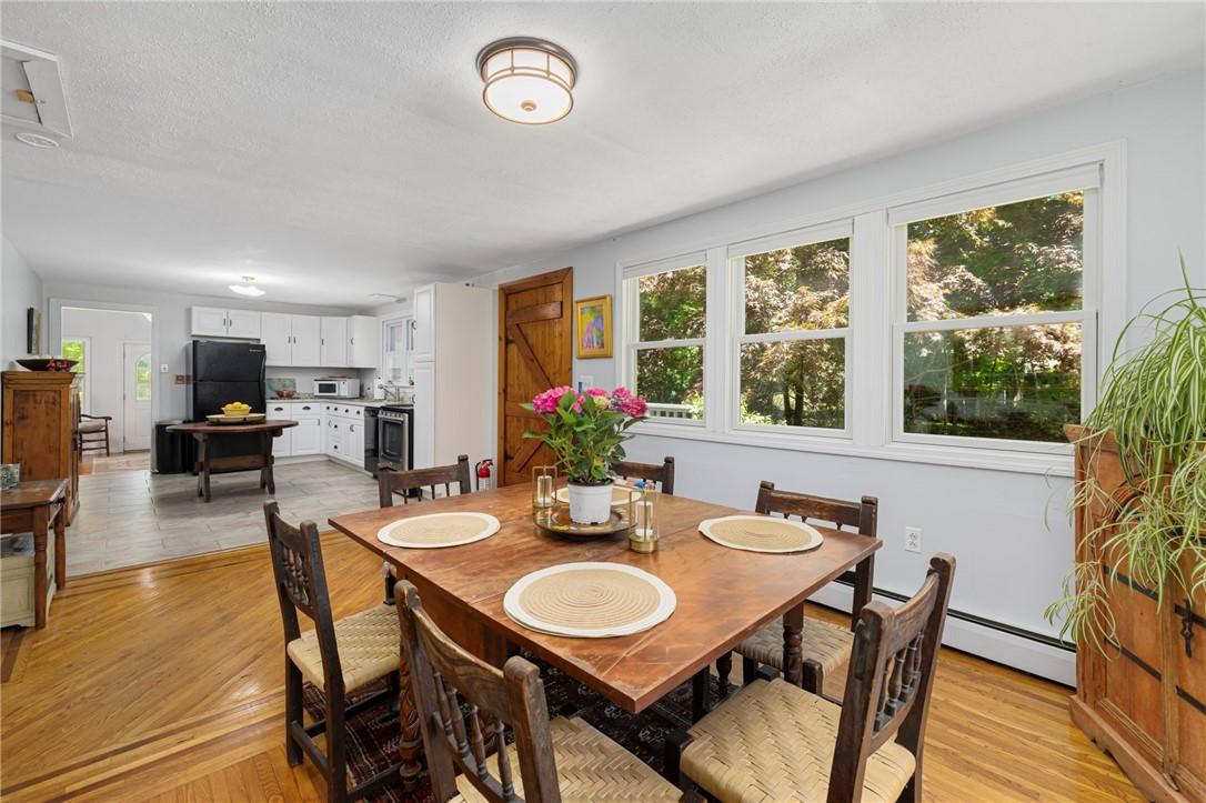 Image 3: This delightful cottage has a nice open floor plan