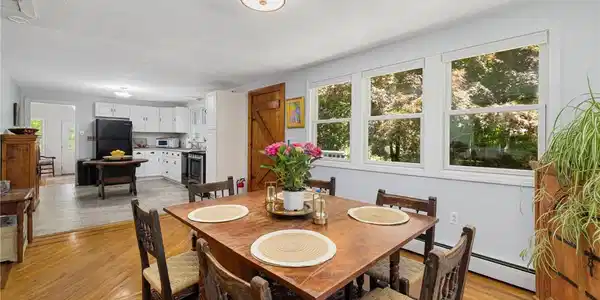 Image 3: This delightful cottage has a nice open floor plan