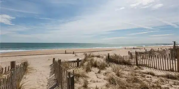 Image 4: beachfront lot included!
