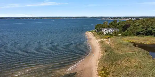 Image 4: Access to neighborhood beach