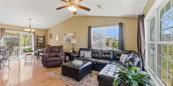 Image 4: Living Room - great space for entertaining
