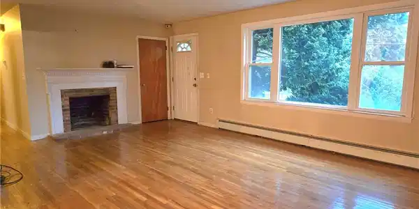 Image 3: LIVING ROOM