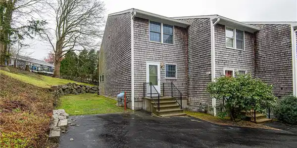 45 Sakonnet East Street