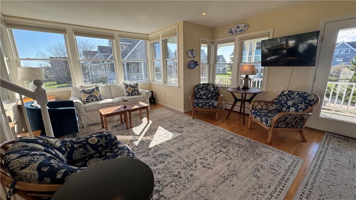 Image 4: Living Room