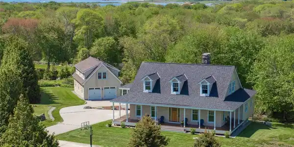 6 Moorings Way