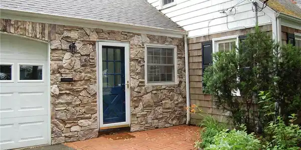 Image 2: Entry, side door