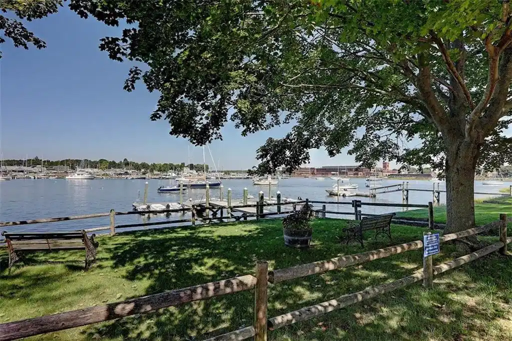 Image 1: Harbour's Association land on th harbor!