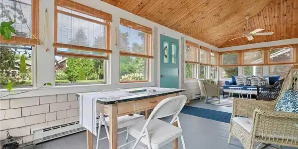 Image 4: Charming Enclosed 3 season porch!