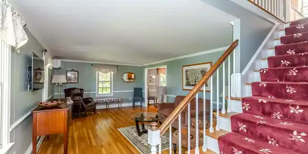 Image 3: Front entry