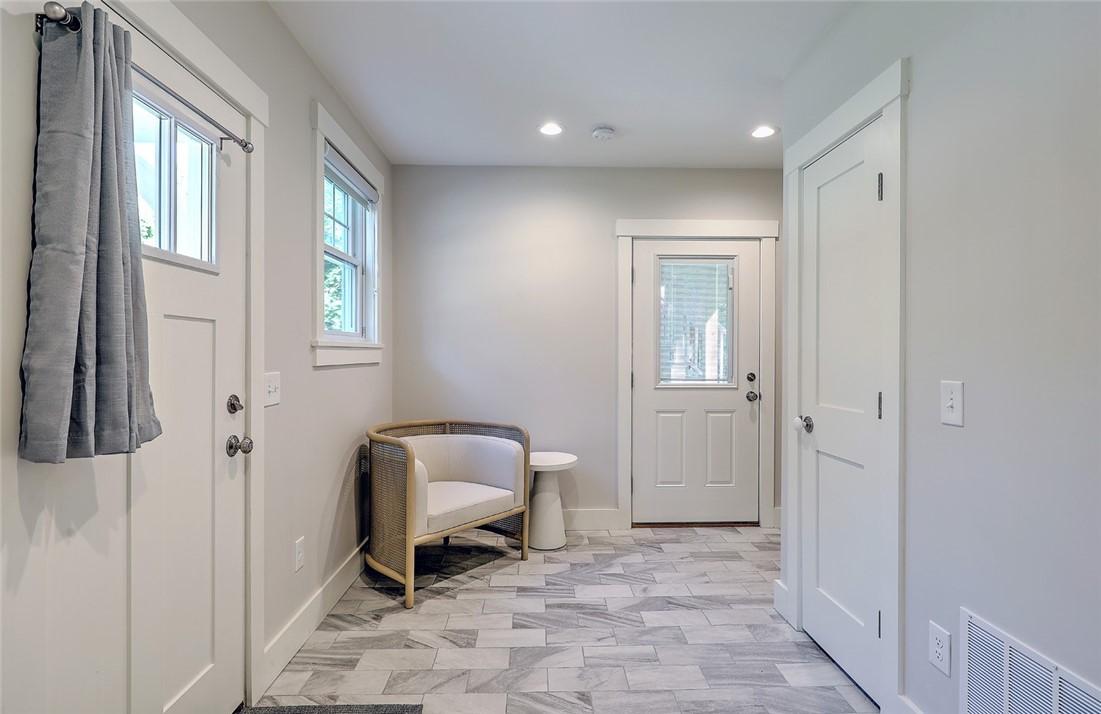 Image 4: Front entry