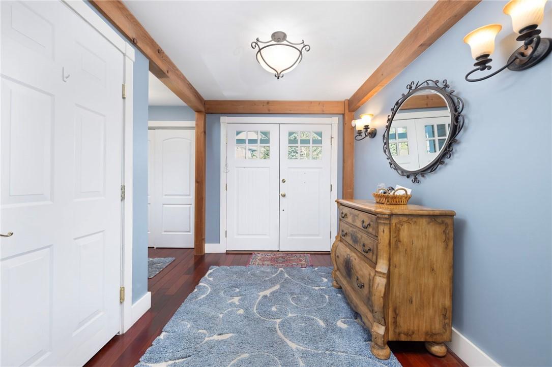 Image 4: Nice entry area!