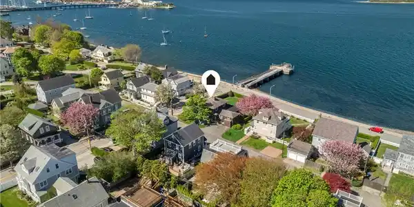 4 Van Zandt Avenue