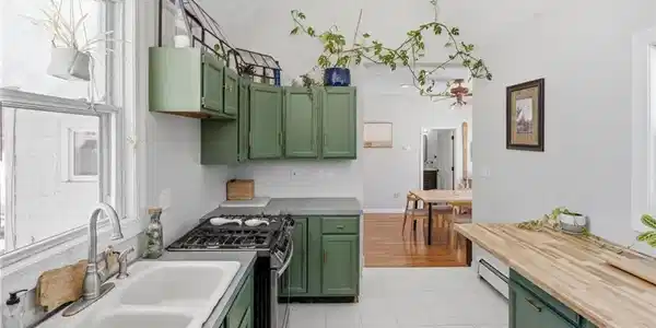 Image 4: Kitchen