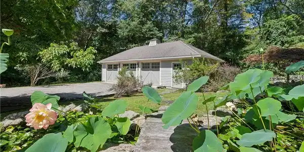 Image 4: Separate 3 Car Garage