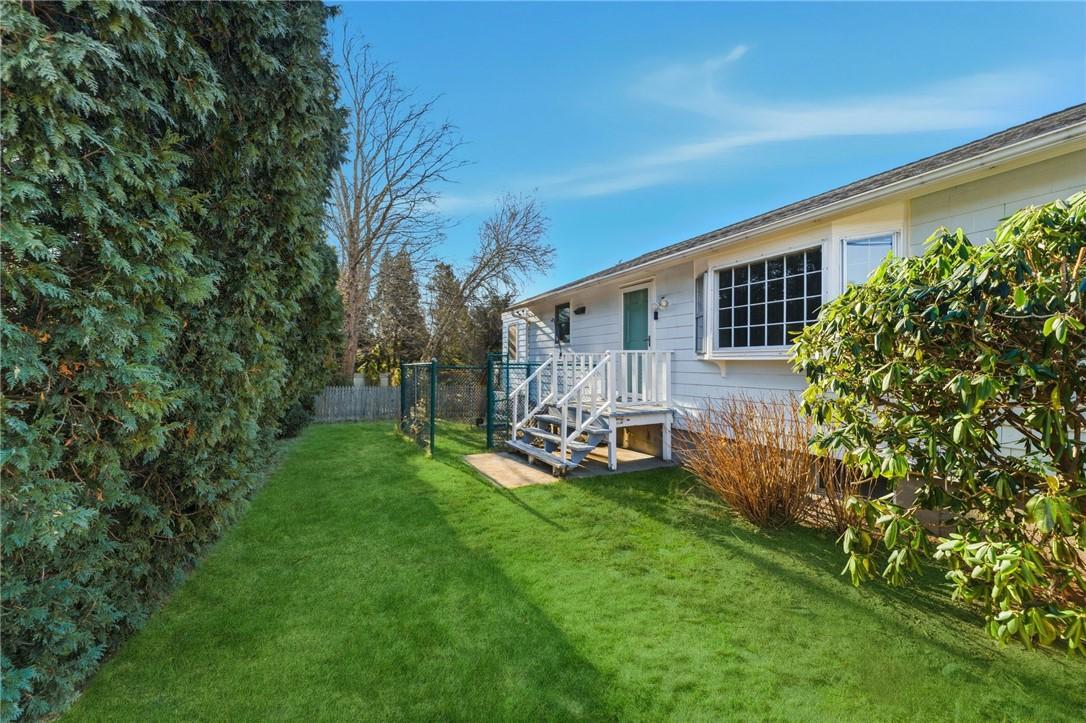 Image 2: Private front yard