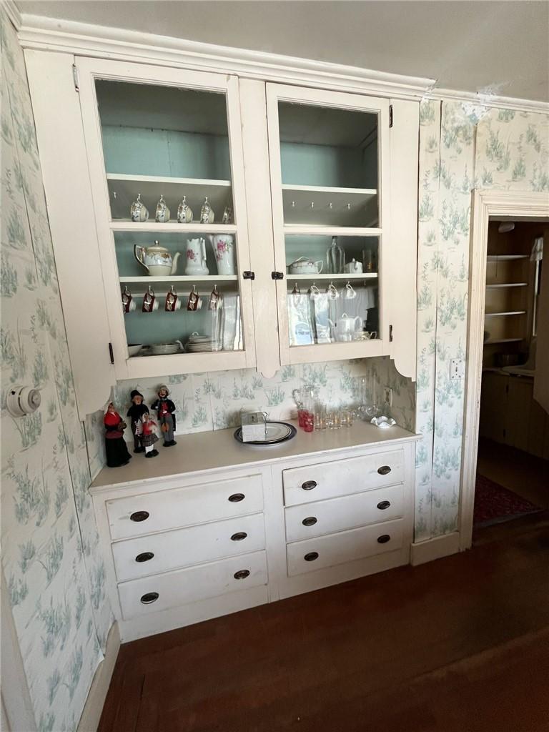 Image 4: DR Built Ins