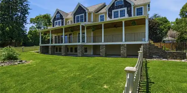Image 4: Fenced yardspace.