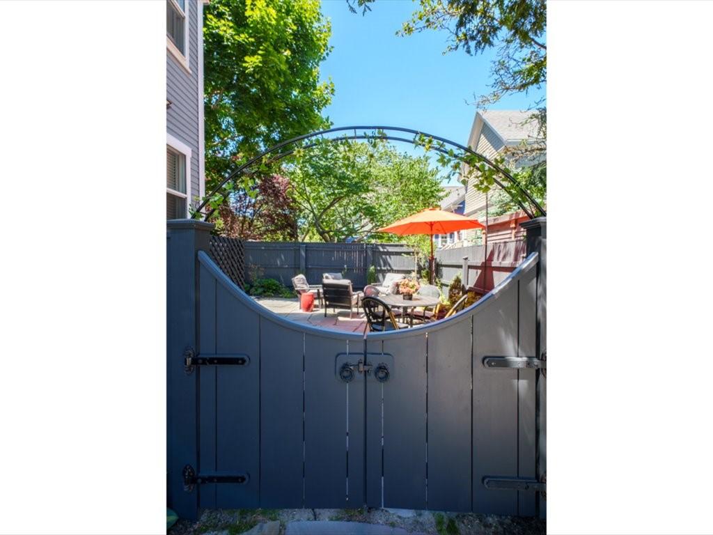 Image 3: Gate to bakyard and garden