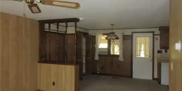 Image 4: Dining area