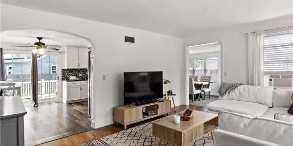 Image 3: Living room