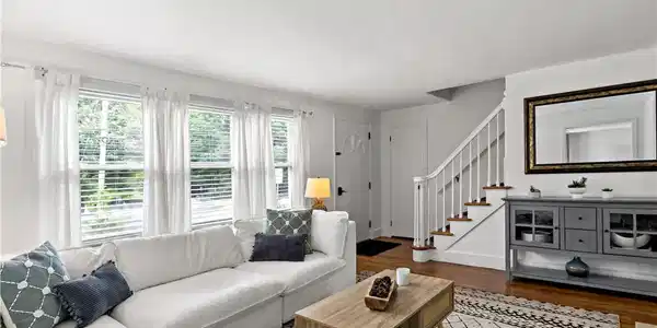 Image 4: Living room
