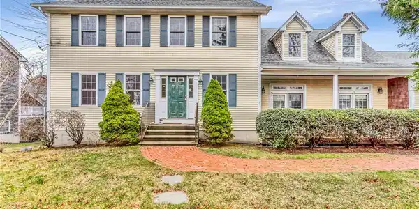 190 Narragansett Parkway