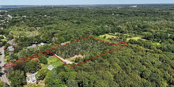 Image 4: Lot lines approximate