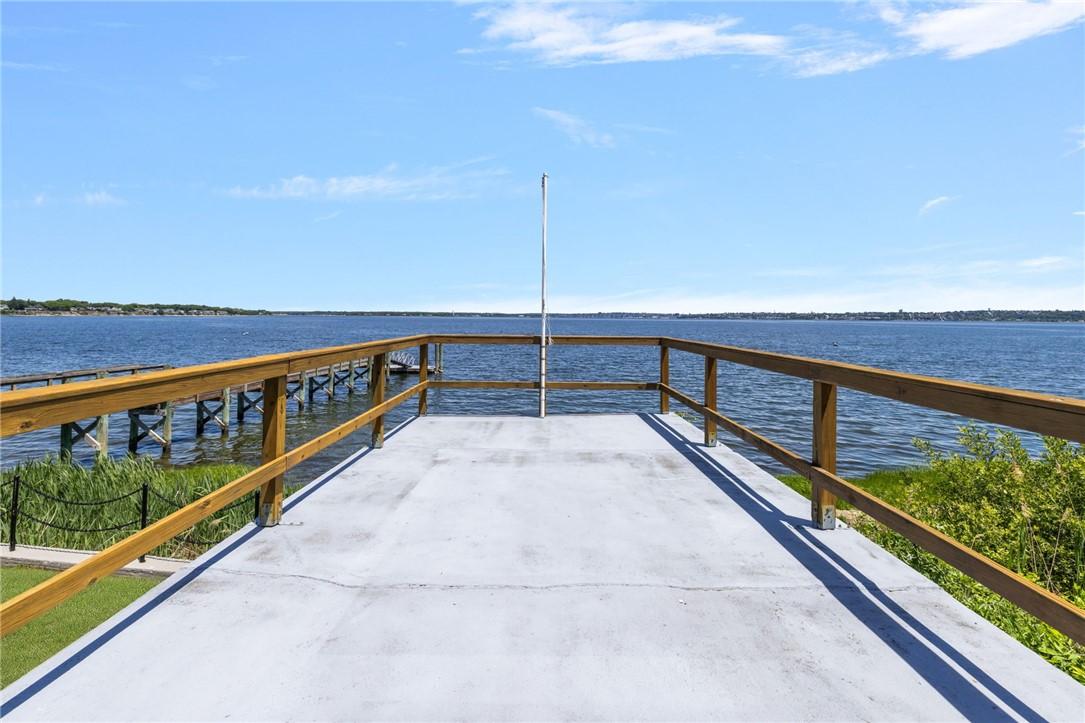 Image 4: Boathouse Deck